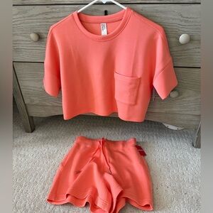 AirEssentials Cropped Pocket Tee and 4” Shorts - Size Small
Color - Sunset Peach